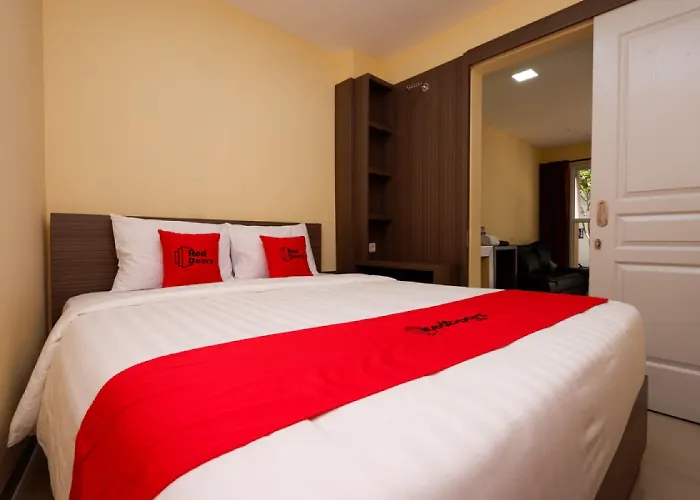RedDoorz Plus near Paragon Mall Semarang